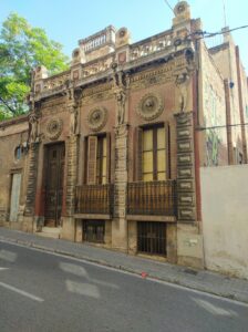 2022 05 22 edificio cerca del parque Güell