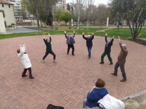 2022 03 15 yoga frente a la iglesia Sant Martí Provenzal