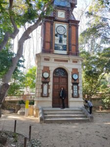 2023 02 12 Torre del relotge  o estación metrológica con un calendario lunar durante la visita del parque de can solei con muchos intereses botánico, histórico, social (Badalona)