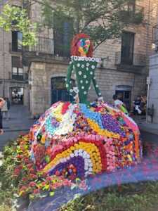 2023 05 18 paseo por el centro de Girona en flores