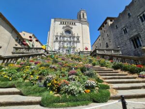 20230518 paseo por la Catedral de Girona en flores