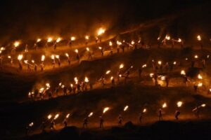 2023 06 24 Tradición de bajar el fuego hasta la plaza del pueblo