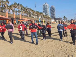 2023 12 16 practica con abanicos en la playa