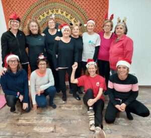 2023 12 19 Grupo de yoga en traje navideño