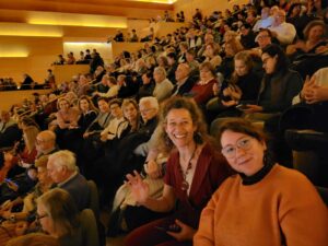 2023 12 30 esperando inicio del concierto fin año en el auditori