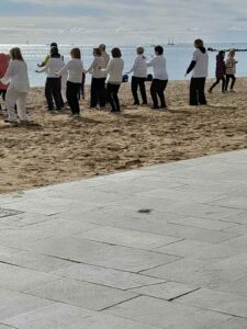 2024 02 24 practica de taichí en la playa de Barceloneta