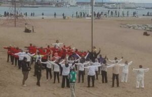 2024 02 29 exhibición en la playa para un documental para niños enseñando que nos hacemos mayor manteniendo el cuerpo sano