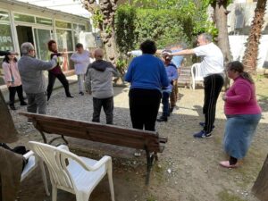 2024 04 11 Practicando nuestros ejercicios de taichí en el patio de Tallers blancs