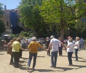 2024 04 21 Bailar y divertirse frente a la ermita de Santa Madrona