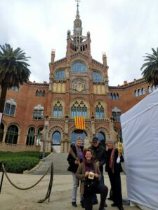 2024 04 23  Sant Jordi frente a la entrada del hospital Sant Pau