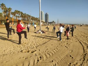 2024 11 16 Practicando ejercicios de equilibrio en la playa de la Barceloneta