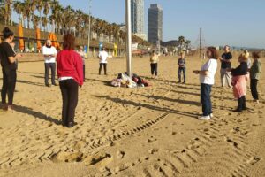 2024 11 16 estiramientos y teoría con Abel en la playa de la Barceloneta