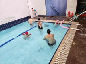 Primeros días del proyecto Fem salut amb familia a la piscina de Cel Colom en las Ramblas de Barcelona