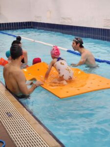 Primeros pasos en el agua del proyecto Fem salut amb familia a la piscina de Cel Colom en las Ramblas de Barcelona