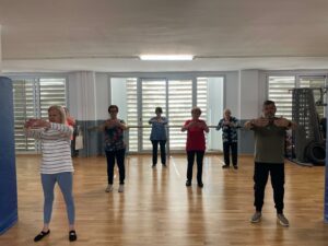 2025 04 24 Practica de Qi Gong al centro del barri de la Pau