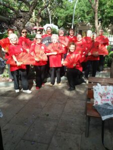 2025 06 03 Demonstración de taichi con abanicos en Trinitat Vella