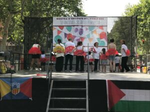 2025 06 14 Mostra de activitat en el escenari de Poble sec del proyecto Fem salut amb familia