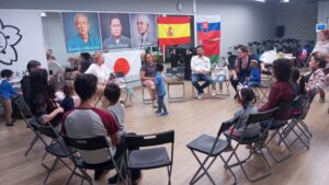 2025 11 15 
Amb familia Fem Salut
 con Susana y Fabiola, maestras voluntarias para promocionar la salud en familias con niños favoreciéndoles el acceso a las instalaciones de piscina del gimnasio histórico de las ramblas de Barcelona , Cem Colom.