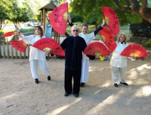 2025 12 04 
Practica de taichi 
con dos abanicos desde 2015