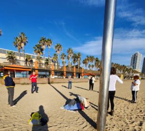 2025 12 06 
Practica de ejercicios buenos para la salud 
en la playa de la Barceloneta 
cada sábado frente al 
mar, hoy con los voluntarios Susana y Abel
