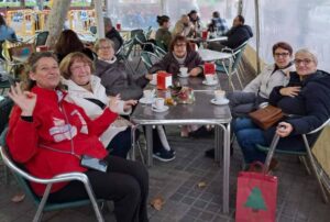 2025 12 12 
La caminata 
en el barrio de la Pau se termina 
con un brindis.