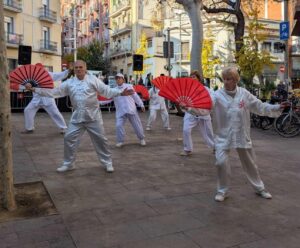 2025 12 14 
Participación del 
Grupo de Montjuic 
con su bonita forma 
de abanico 
en Poble sec 
paraa la Marato con el objetivo de recaudar fondos para la investigación. 
Un  Grupo numeroso a pesar del frio