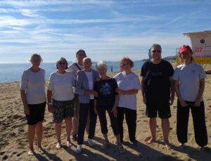 Celebramos juntos el dia de la salud mental en la playa de la Barceloneta con una técnica rápida que ayuda a calmar la ansiedad, el estrés o un principio de pánico al devolver la atención al momento presente (mirar, oler, escuchar, tocar, sentir